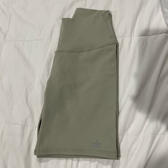 Alo Yoga Shorts color limestone XS for Women - Picture 2 of 5